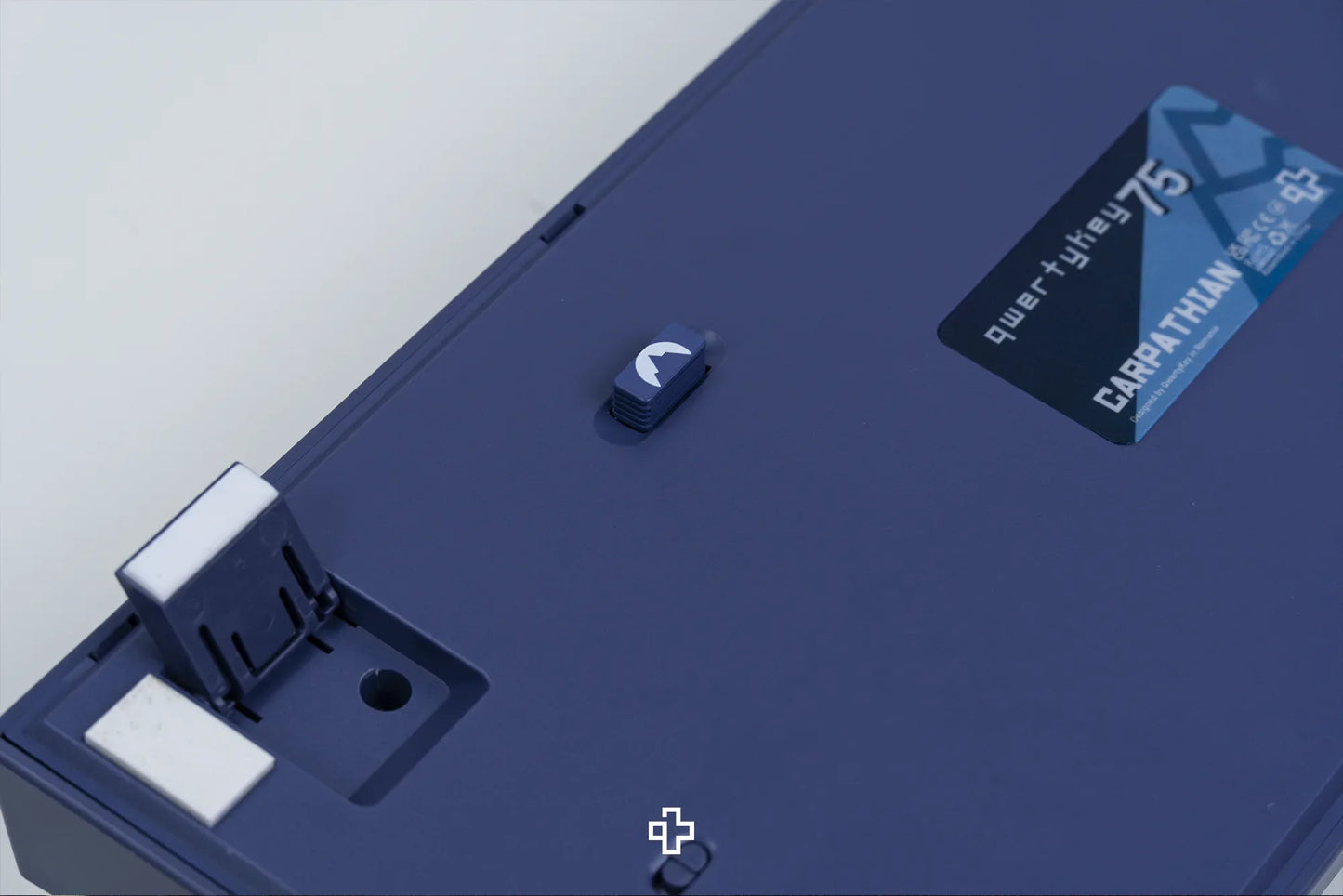 Tastiera da gioco meccanica montata su guarnizione RGB wireless Bluetooth Carpazia Hotswap